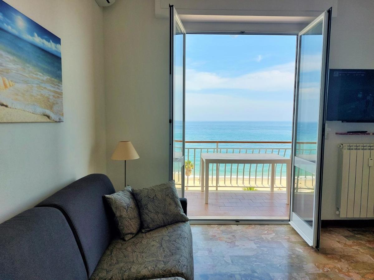 Maremare, Really On The Beach, With Private Parking Savone Extérieur photo