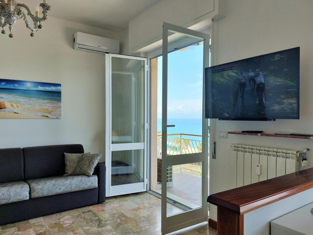Maremare, Really On The Beach, With Private Parking Savone Extérieur photo