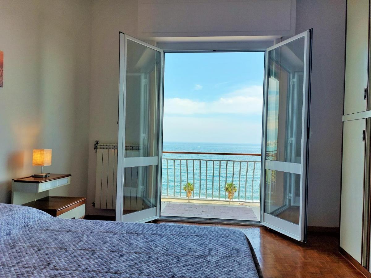 Maremare, Really On The Beach, With Private Parking Savone Extérieur photo