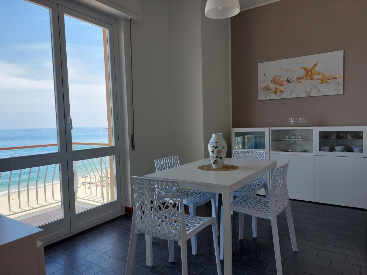 Maremare, Really On The Beach, With Private Parking Savone Extérieur photo
