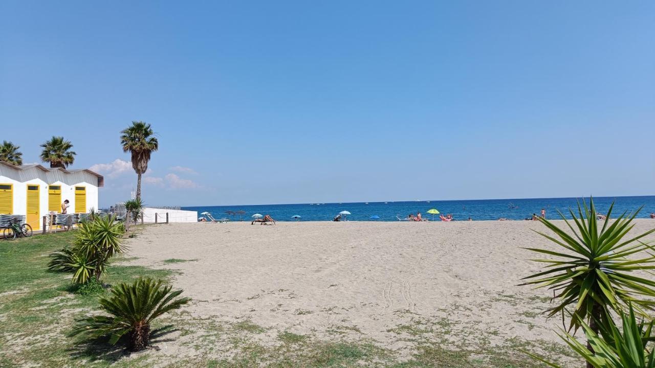 Maremare, Really On The Beach, With Private Parking Savone Extérieur photo